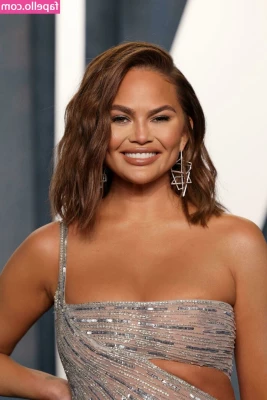 Chrissy Teigen [ chrissy-teigen ] - Sunday Cumday 💦 I’m waiting to play in your DM 💋