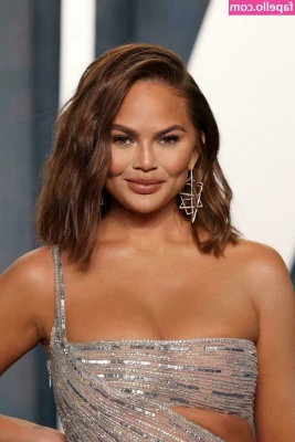 Chrissy Teigen [ chrissy-teigen ] - No aguanto las ganas y me masturbo hasta squirt mmmmm