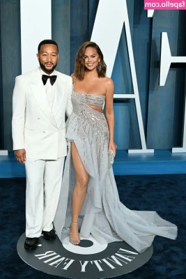 Chrissy Teigen [ chrissy-teigen ] - How s your Sunday