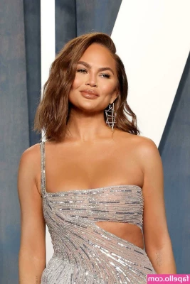 Chrissy Teigen [ chrissy-teigen ] - Valentine s Day is coming   I m sending you all my kisses