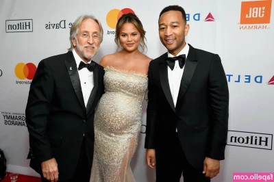 Chrissy Teigen [ chrissy-teigen ] - There s enough room for 2 in here