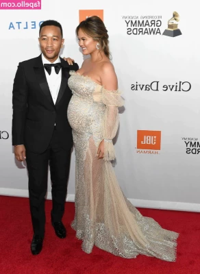 Chrissy Teigen [ chrissy-teigen ] - Hi  Welcome   I m Laura  I m a twitch streamer with a passion for