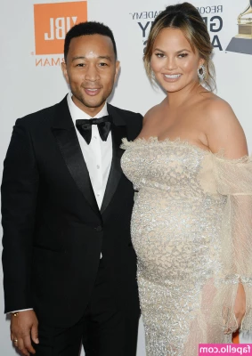 Chrissy Teigen [ chrissy-teigen ] - Bora curtir essa sexta-feira maravilhosa  Vamos meus safados