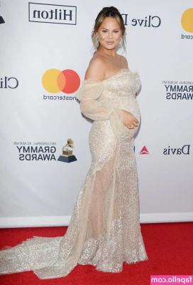 Chrissy Teigen [ chrissy-teigen ] - This dress😄