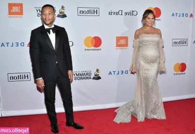 Chrissy Teigen [ chrissy-teigen ] - Preparandome para el año nuevo   algún amiguito para grabar