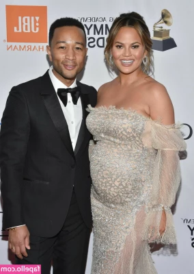 Chrissy Teigen [ chrissy-teigen ] - Don't just scroll past me while I'm horny🥵 DM me and we will have