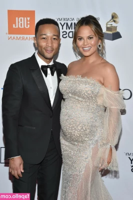 Chrissy Teigen [ chrissy-teigen ] - my pussy hasn t been used in so long its gunna hurt so bad using my