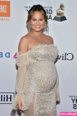 Chrissy Teigen [ chrissy-teigen ] - Round GG cup titties