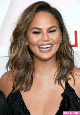 Chrissy Teigen [ chrissy-teigen ] - Who here subbed because of my ass? 💗