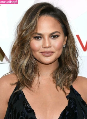 Chrissy Teigen [ chrissy-teigen ] - What is it about girls with glasses? 🤓