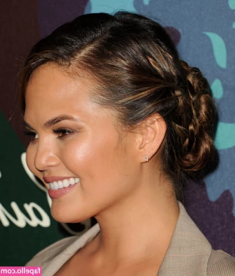 Chrissy Teigen [ chrissy-teigen ] - Joulukuvauksia  Huomenna tulee enemmän matskuu