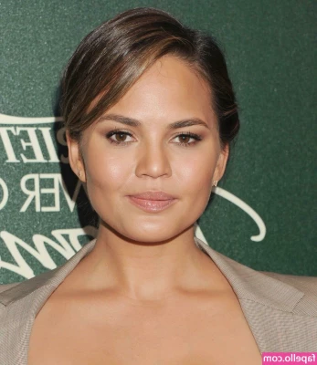 Chrissy Teigen [ chrissy-teigen ] - Buried his face in my ass and brown nosed him 😈