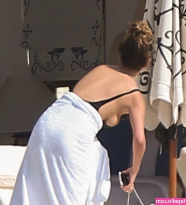 Chrissy Teigen [ chrissy-teigen ] - Find me in the garden