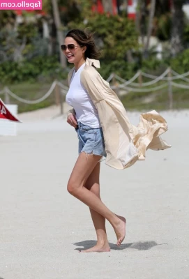 Chrissy Teigen [ chrissy-teigen ] - Wanting to give you a fj to start and have you give it to me doggy