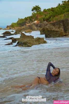 Chrissy Teigen [ chrissy-teigen ] - mi dr me mandó a bailarles a diario por el bien de mi salud  mental