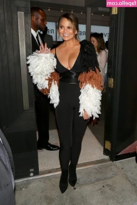 Chrissy Teigen [ chrissy-teigen ] - I love getting fucked  especially when it s a huge dildo xXx
