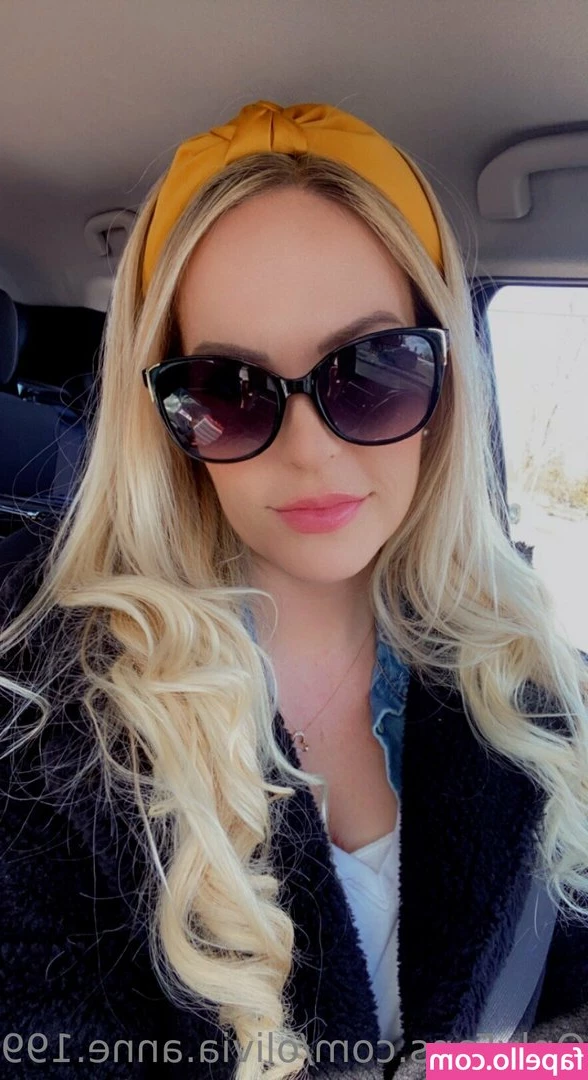 Olivia Anne 1990 [ olivia-anne-1990 ] - Cheeky bonus  get to see me pull down my trousers over my bum just a