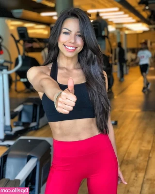 Fernanda Brandao [ fernanda-brandao ] - Good morning babes 💛 trying to get back into posting multiple