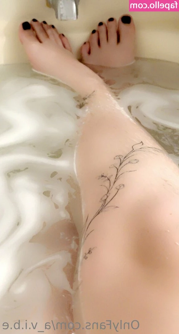 a_v.i.b.e [ a-v-i-b-e ] - Female beauty captured in black & white Wet nude body and well...