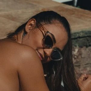 Larissa Flores
