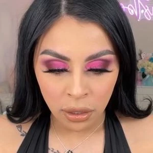 Larissa Flores