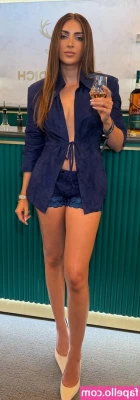 Emelia Hartford [ emelia-hartford ] - Foot fetish 😈 Shall I take a longer one ?