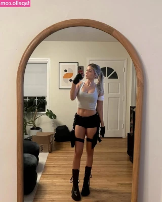 Emelia Hartford [ emelia-hartford ] - Cheeky