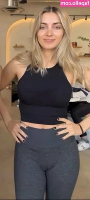 Emelia Hartford [ emelia-hartford ] - Flashing in the rain   why not