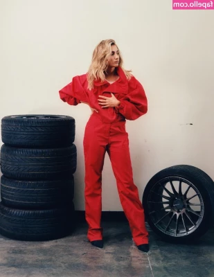 Emelia Hartford [ emelia-hartford ] - Hello 🍑