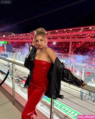 Emelia Hartford [ emelia-hartford ] - Happy new year cuties!!! Will have a special little few videos sent