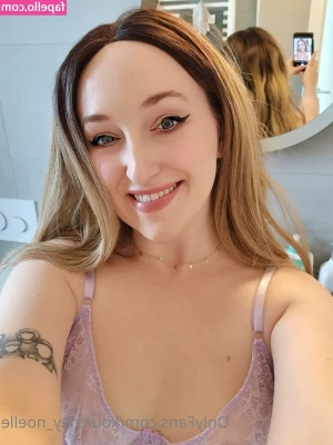 kourtney_noelle [ kourtney-noelle ] - I loveee playing with this wet pussy
