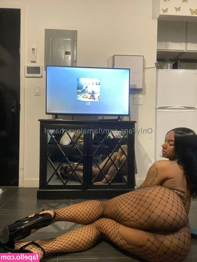 iamalayachanel - Thong…or….thongless Thursday! 😉🍑
