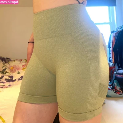 Chloe - wanna sniff? 😋