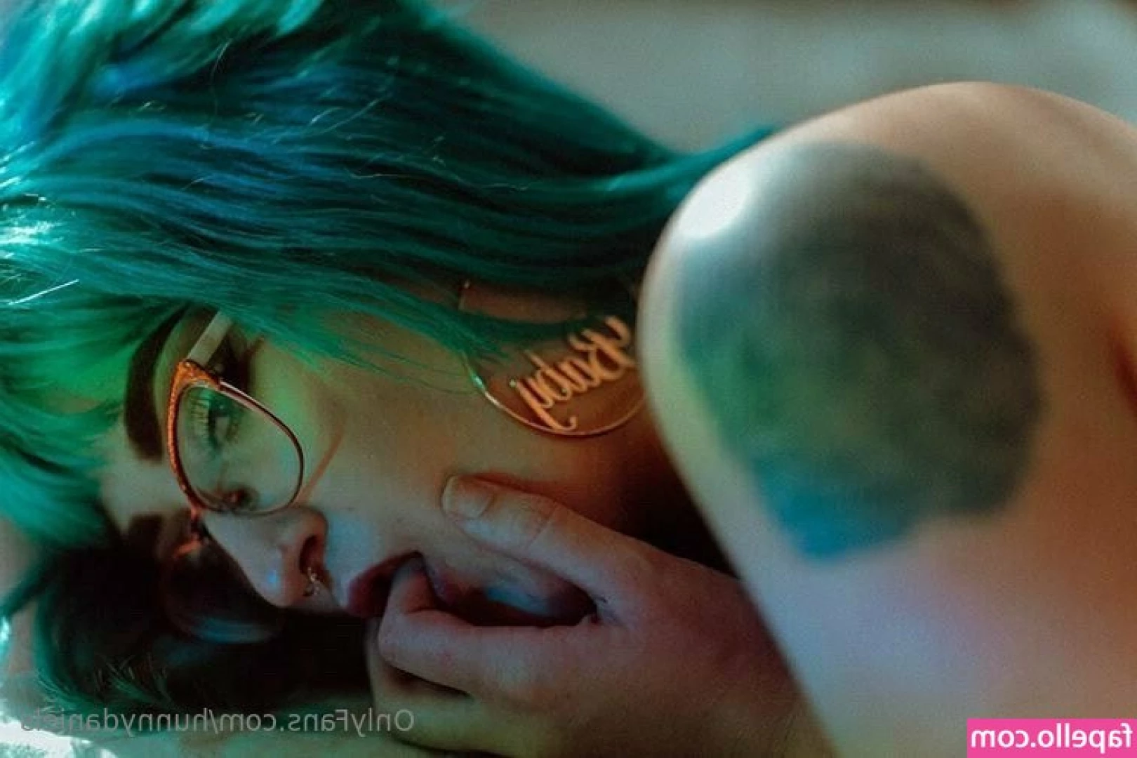 hunnydaniels - sarsamanthadaddy  can you cum on her pretty cute face tonight  