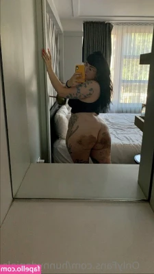 hunnydaniels - They wear no panties and pantyhose and wiggle their huge asses.