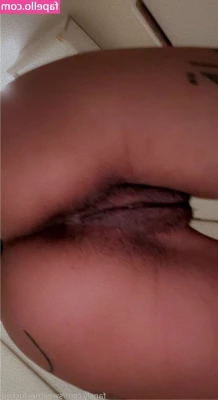 ononalani - See what my feet do under my desk all day