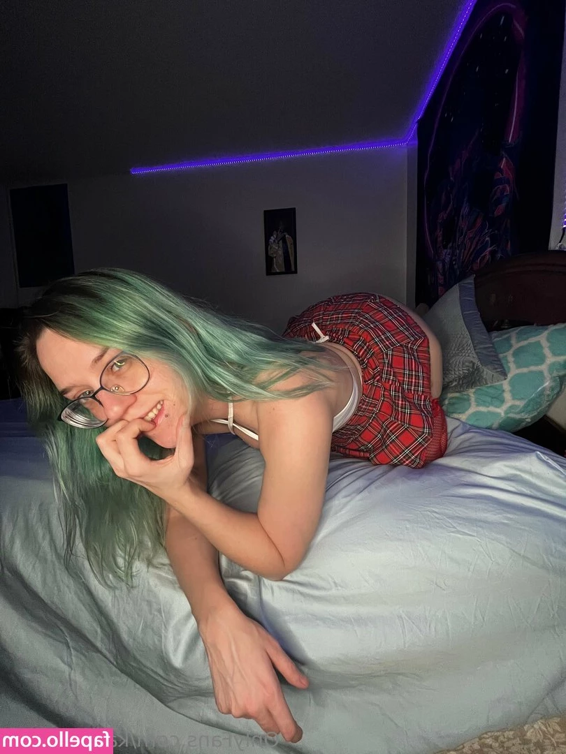 kaseykinksft - kami_heel  A sweet and good 18 year old college girl  horny ready to