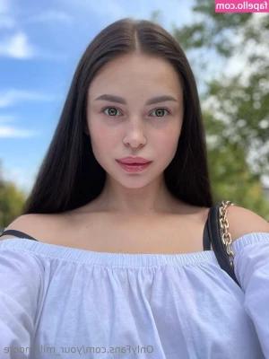 your_milamoore [ your-milamoore ] - We’re on a picnic what would you eat first? 🤍😳
