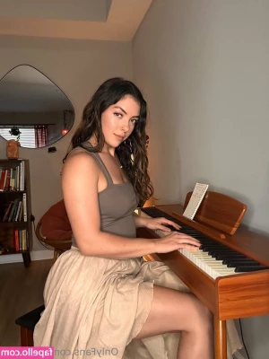 Hollyhunt [ hollyhunt-1 ] - Anyone wanna take a seat