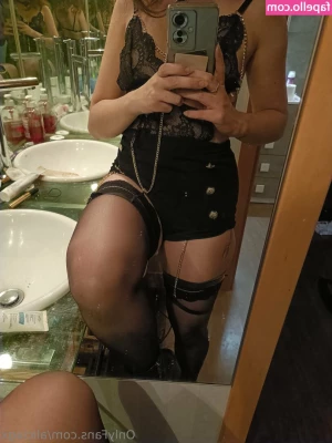 aliciagx - Follow this busty babe  Let me know if you want to see more  
