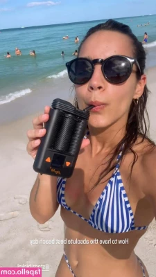 Maria Gabriela De Faria [ maria-gabriela-de-faria ] - It sure is a hot one today