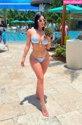 Maday Castellano [ maday-castellano ] - Have you ever met a Colombiana with a face like mine?