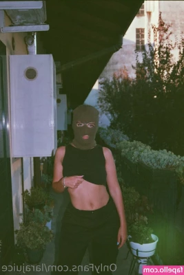larajuice - Empalée et coulante à travers la cage de chasteté Tenue Latex