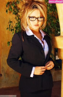 Tila Tequila [ tila-tequila ] - Be mesmerised by my perfect feet in the pool...