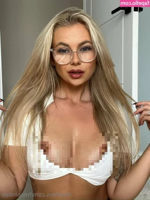 freebirdiee - The sun is out so my bum will be out on my VIP page  bouncybritneyvip