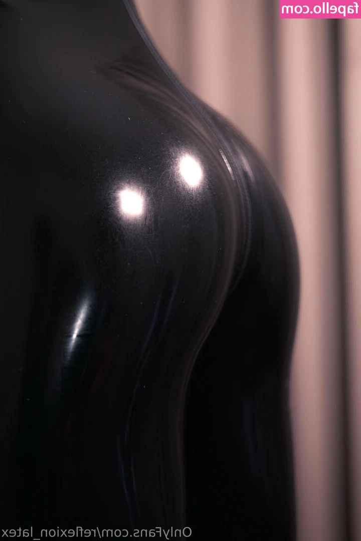 reflexion_latex [ reflexion-latex ] - doing a new exercise  testing how flexible my pussy is will post