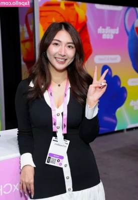 xChocobars - Chilling and stretching on the couch..💆🏻‍♀️