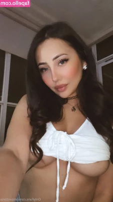 Jessvictoria - Flirting with innocence, but hiding a naughty secret.😉