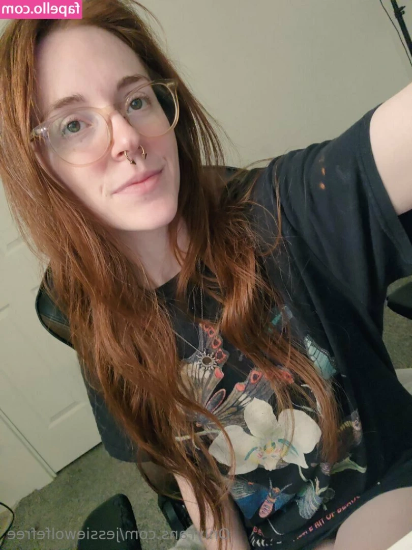 jessiewolfefree - Khaleesi drinks the Dragon's Milk 🍻🐉