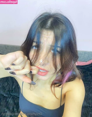 witch_roxie [ witch-roxie ] - imagine the erotica pleasure your tongue experiences while your lips